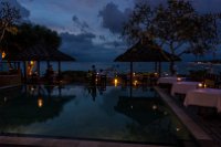 Zurück zur unserer Hütte am Berg, vorbei am unteren Pool mit Blick auf's Meer.